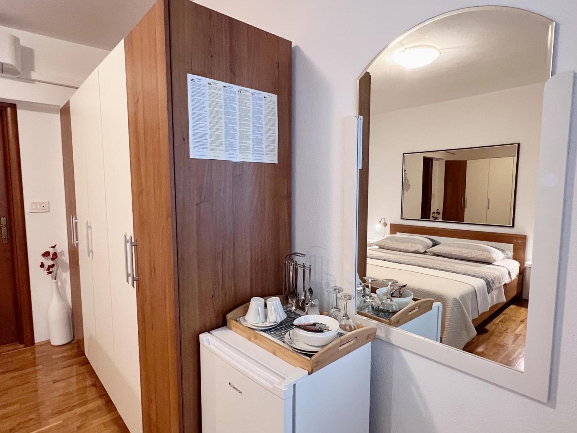 Room Tai - Spacious And Comfy With Private Terrace Hvar Town Bagian luar foto