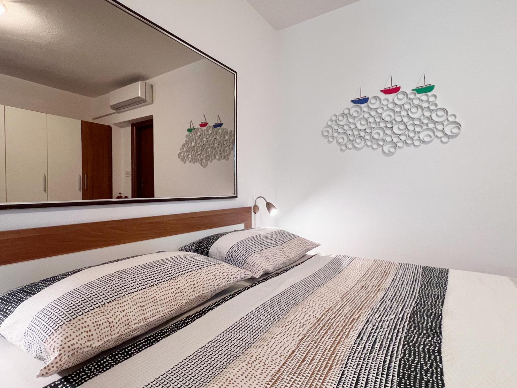 Room Tai - Spacious And Comfy With Private Terrace Hvar Town Bagian luar foto