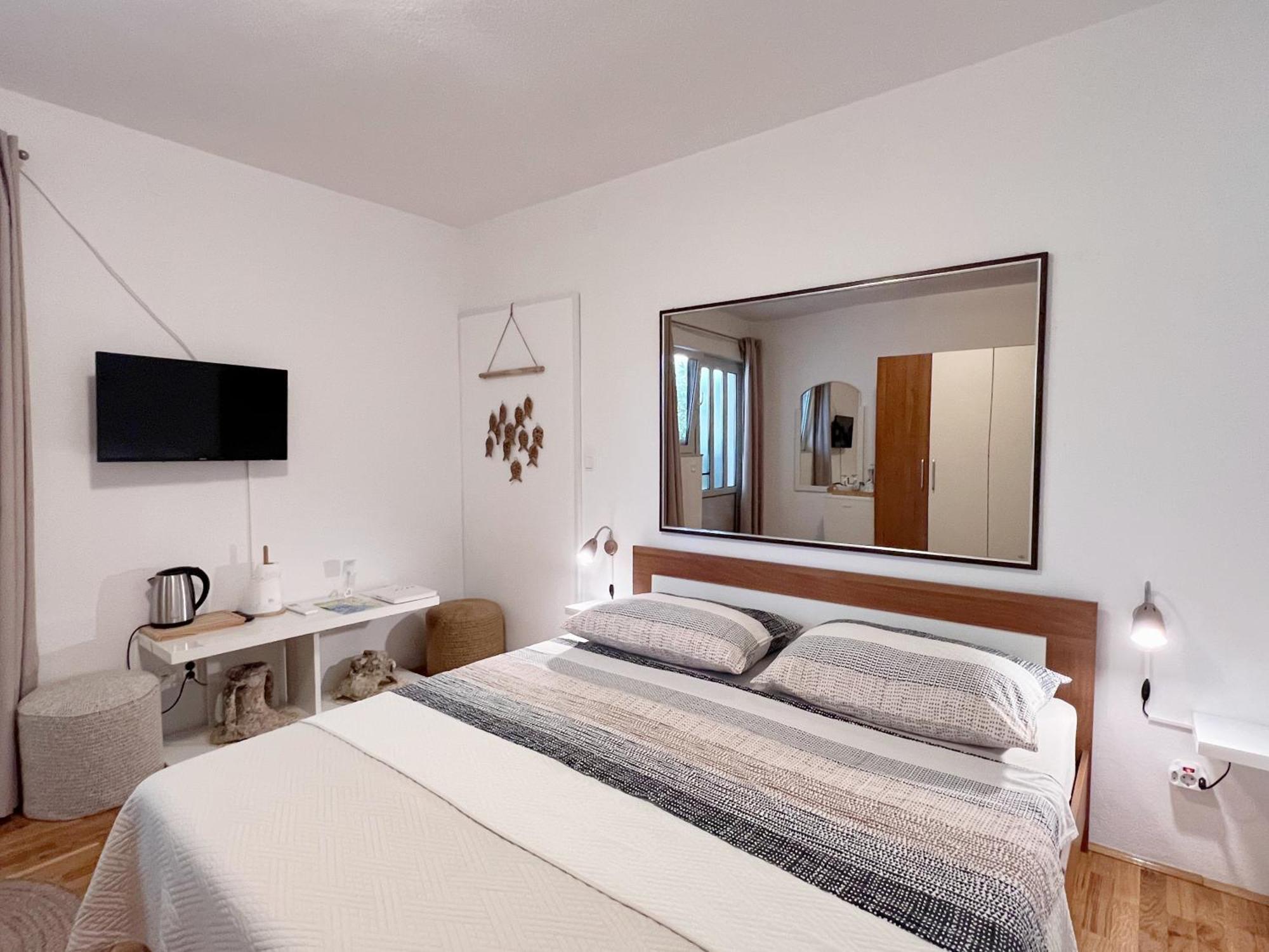 Room Tai - Spacious And Comfy With Private Terrace Hvar Town Bagian luar foto