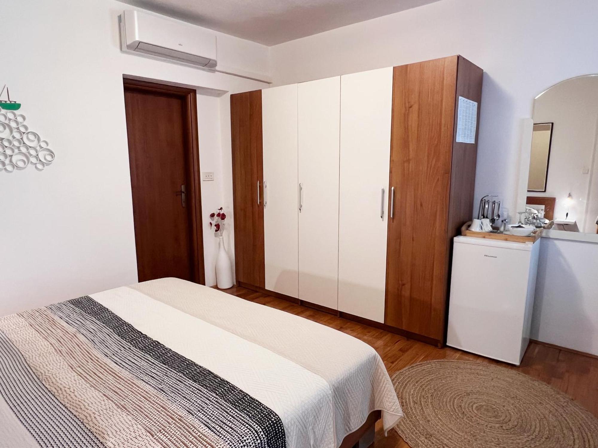 Room Tai - Spacious And Comfy With Private Terrace Hvar Town Bagian luar foto
